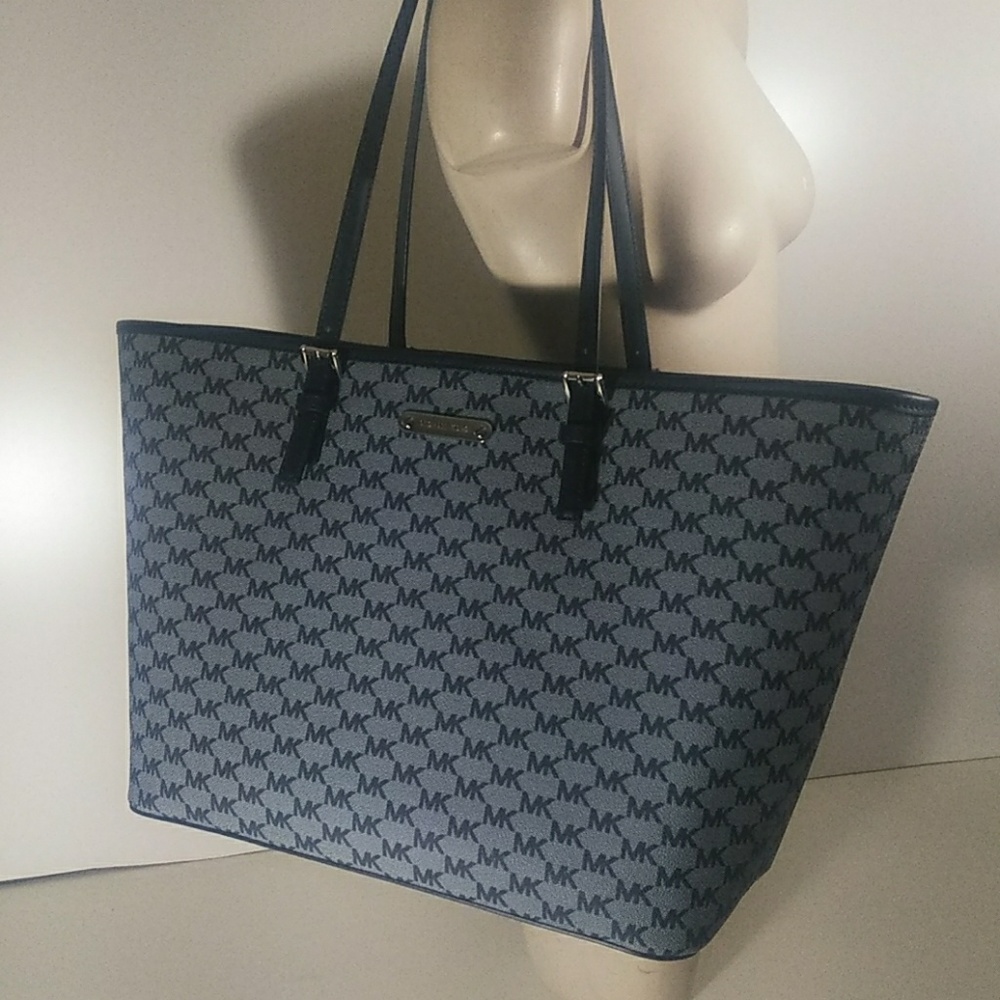 Michael Kors Large CarryAll Tote Jet Set Travel !